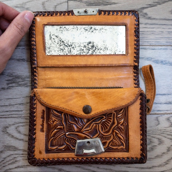 *SOLD* vintage 70s leather rose embossed wallet - Picture 3 of 7